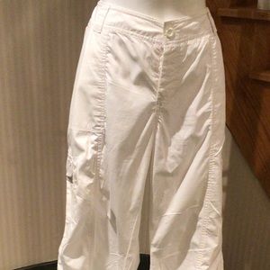 ⬇️Price Dropped ⬇️NWT white cargo capris